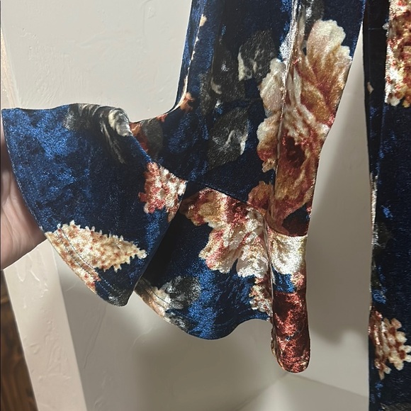 eesome Red and Blue Blouse with Boxy Relaxed Fit and Three-Quarter Sleeves - Picture 2 of 6